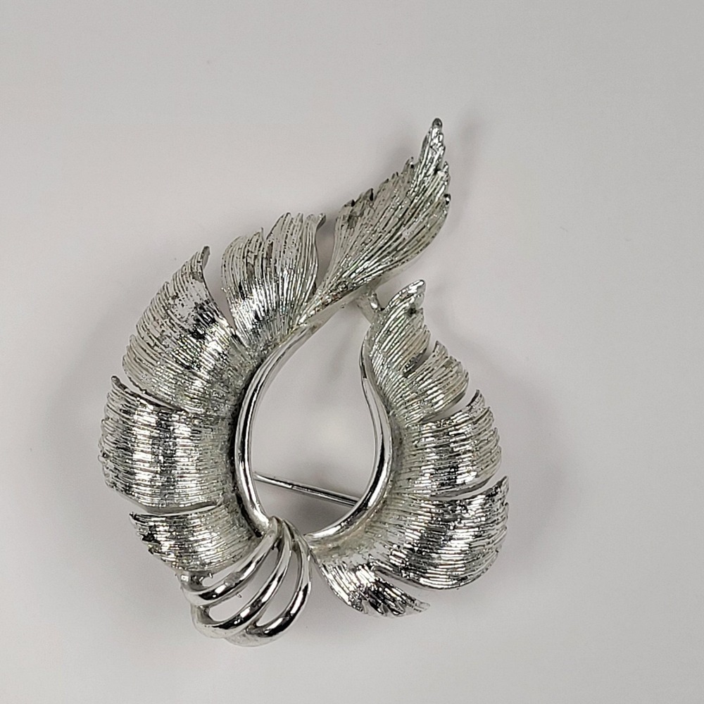Vintage Lisner Leaf Brooch Silver Tone Textured Ribbon Swirl Wreath Jewelry
